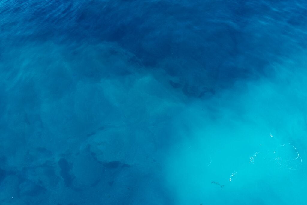 blue in Swahili