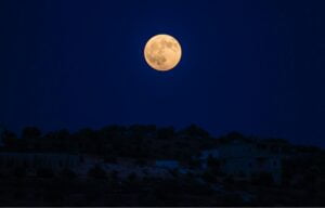 Moon in Swahili